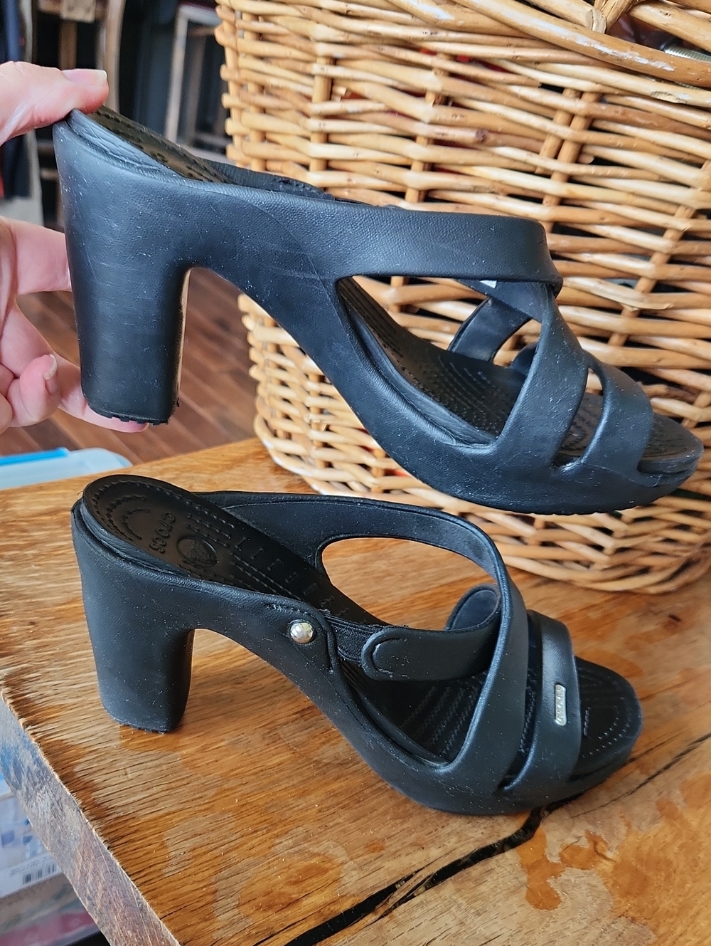 Crocs sz 9 Black Strappy Heel Sandals - Picture 5 of 14